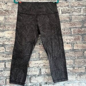 Lululemon Black and White Patterned capri Leggings very soft feel inside/touch
